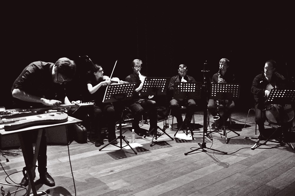 Immix Ensemble & Ex-Easter Island Head. Photo Nata Moraru.