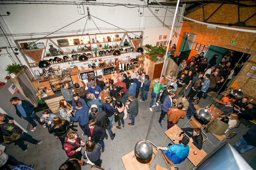 Crowds gather early in the evening