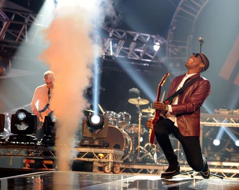 Labrinth live guitar.jpg