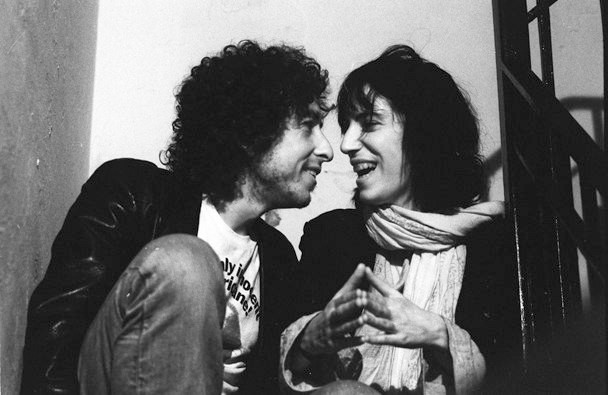 Smith and Bob Dylan sharing a joke together in 1975